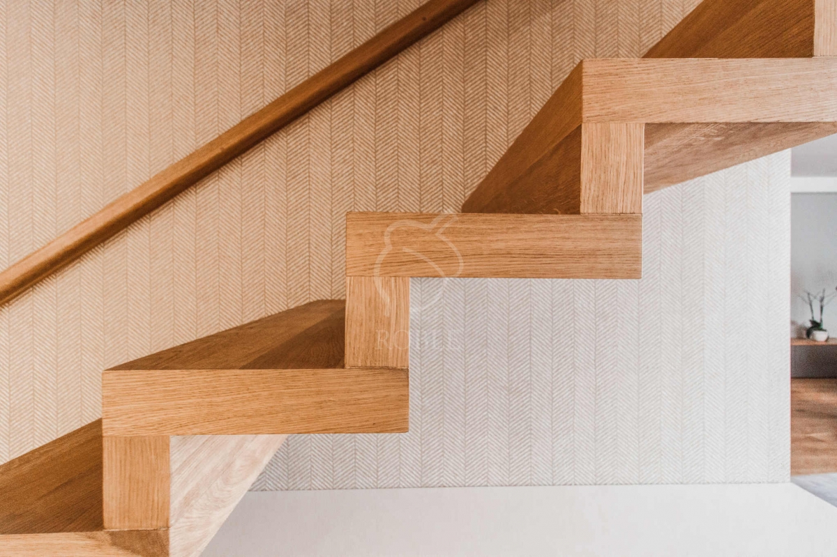 schody drewniane dywanowe